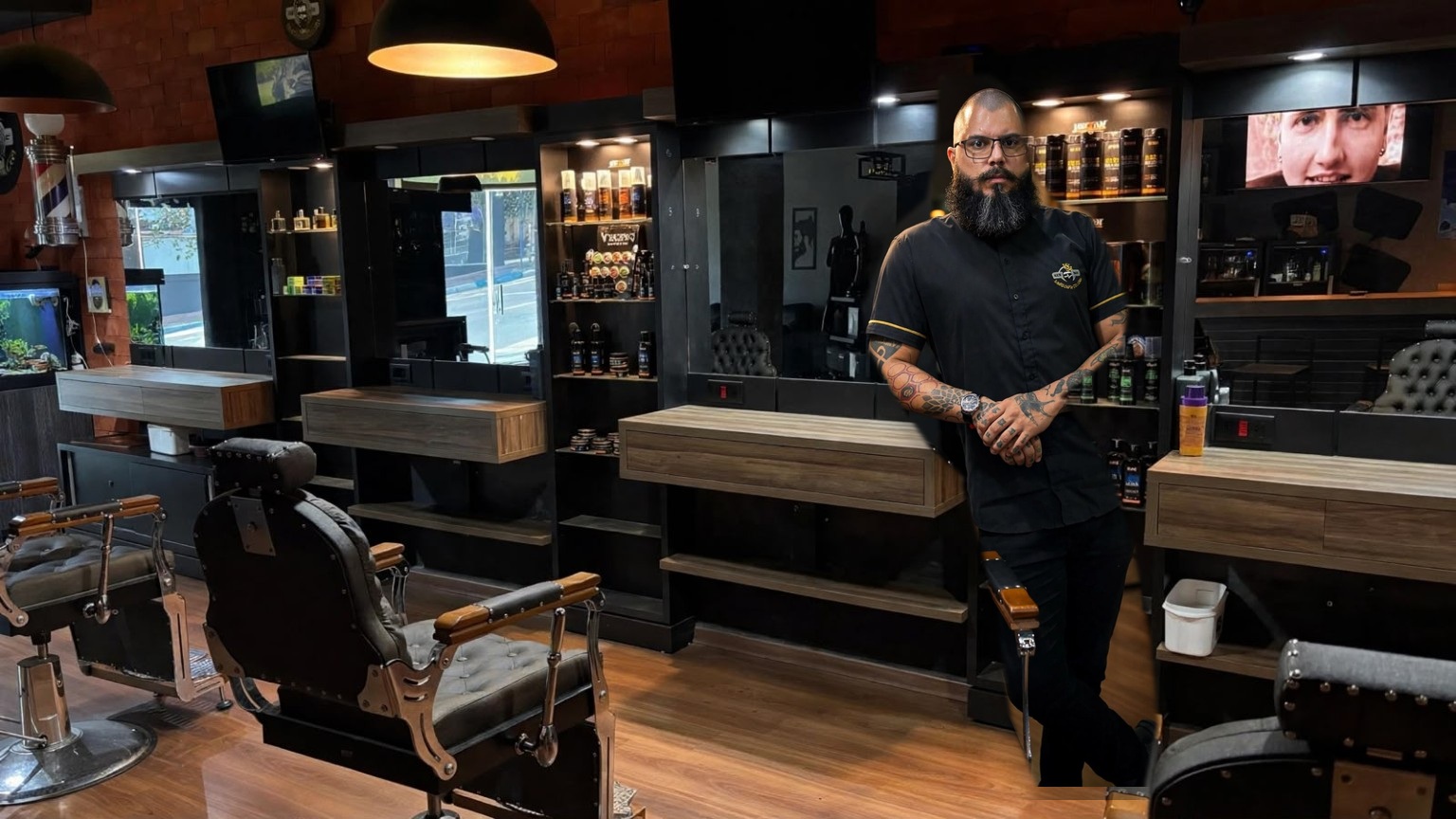 Braga Barber Style — barbeiro em frente à bancada da barbearia