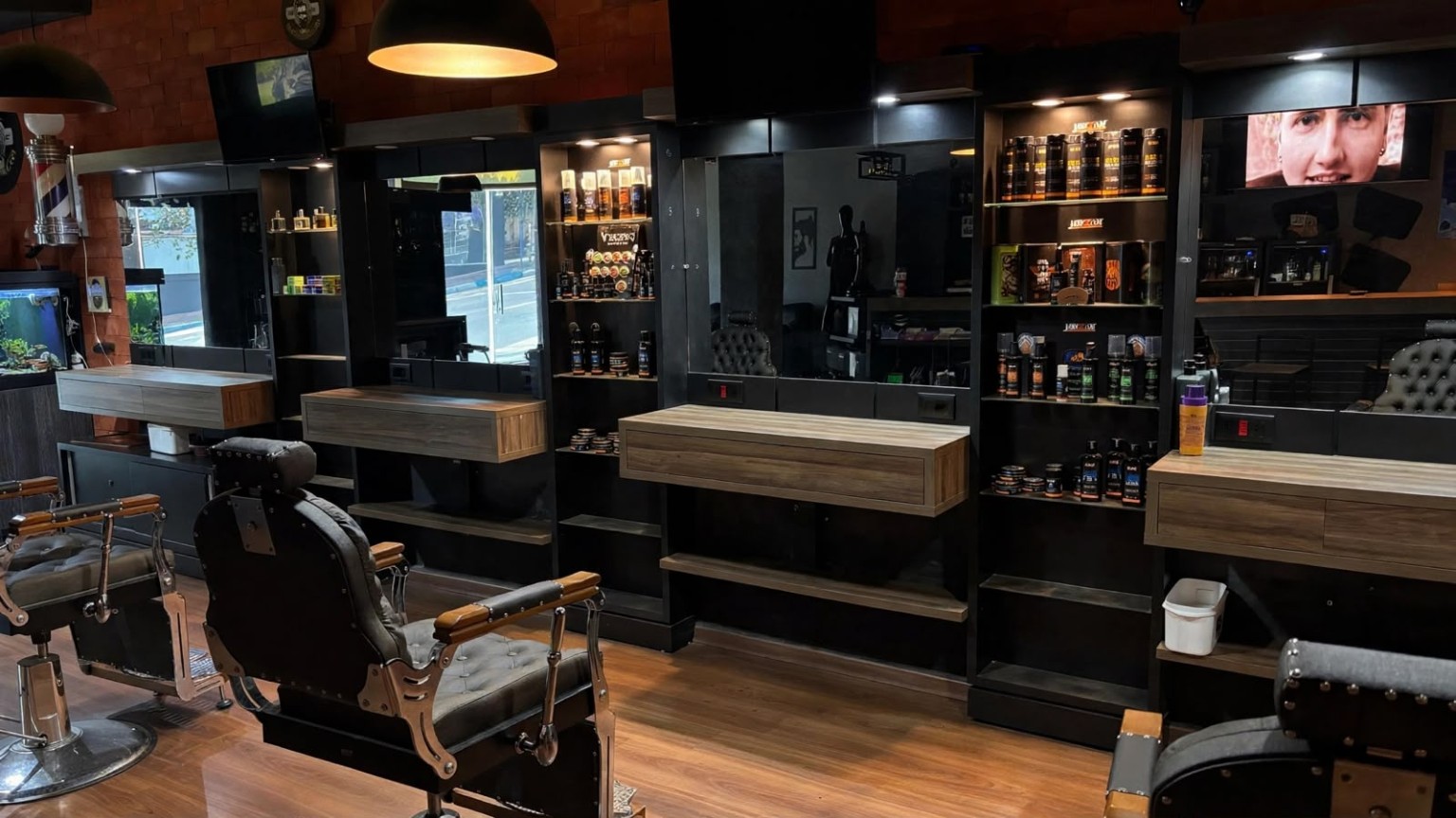 Bancada e ambiente interno da Braga Barber Style